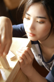 美女露出奶头扒开尿口